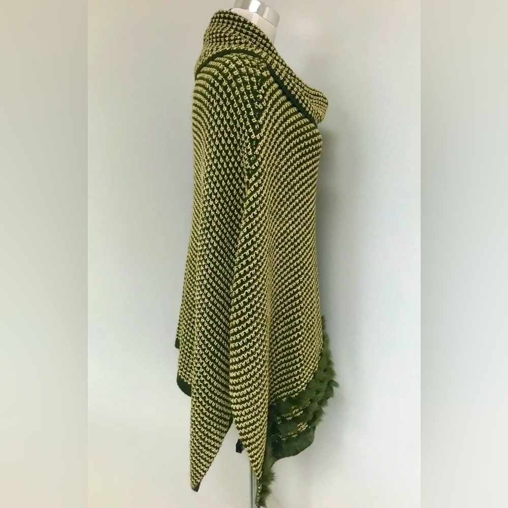 Poncho w fur trim